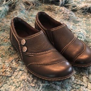 Clark black shoe size 8N. Only worn once.